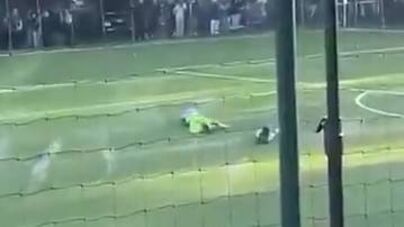 O momento em que três jogadores dos sub-19 do Bastia são atingidos por foguetes durante jogo