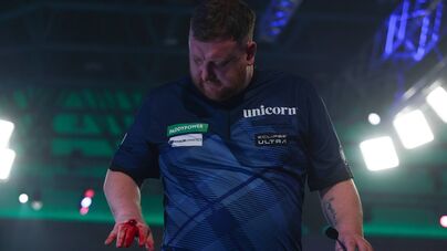 Jogador de dardos perde a cabeça após ser eliminado, dá socos em mesa e fica com a mão ensanguentada