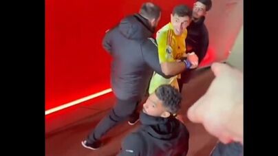 Final quente no Arsenal-Aston Villa: Dibu Martínez foi insultado e teve de ser agarrado para não responder