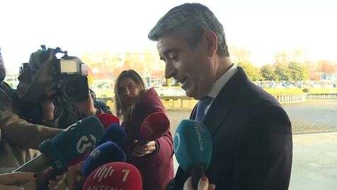 José Luís Carneiro visita Marcelo Rebelo de Sousa no hospital e leva-lhe um presente