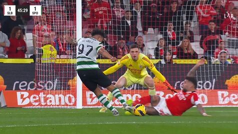 Luis Suárez pediu penálti, árbitro considerou corte limpo de Otamendi: o lance a fechar a 1.ª parte do Benfica-Sporting