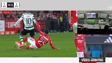 Benfica-Sporting: árbitro consultou as imagens e mostrou vermelho direto a Prestianni por esta entrada