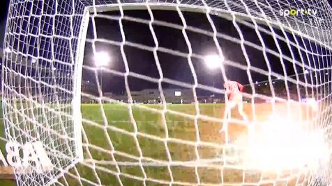 Ultras do FC Porto arremessaram petardo que rebentou perto de guarda-redes do Tondela e auxiliar