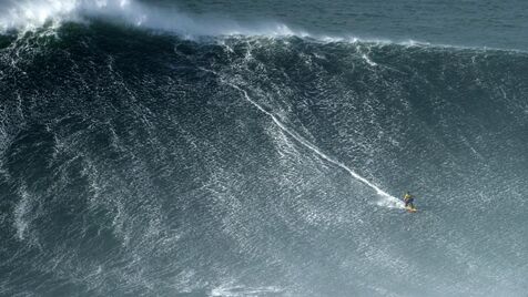 Nazaré Challenge com ondas gigantes