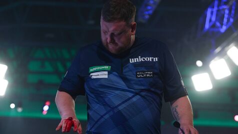 Jogador de dardos perde a cabeça após ser eliminado, dá socos em mesa e fica com a mão ensanguentada