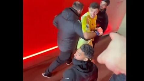 Final quente no Arsenal-Aston Villa: Dibu Martínez foi insultado e teve de ser agarrado para não responder