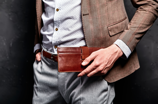 Acessórios masculinos em destaque: carteira elegante, relógio e bolsa prática para o dia-a-dia
