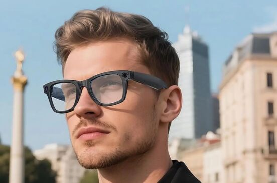 Gadget tecnológico em promoção: óculos de sol com câmara, auriculares e assistente de voz