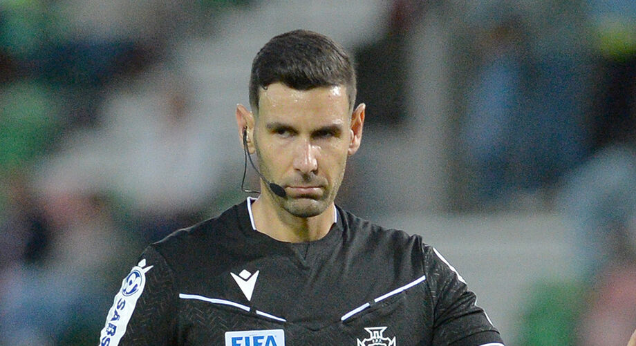 Vai dirigir o dérbi eterno. Grande manifestação de confiança num árbitro internacional, mas a atravessar momento menos exuberante. Oxalá agarre a oportunidade.