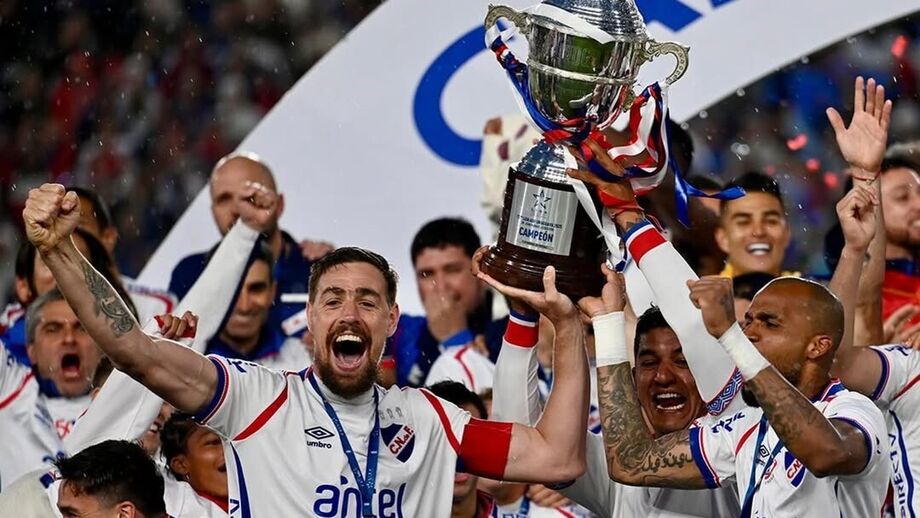 Coates campeão uruguaio pelo Nacional