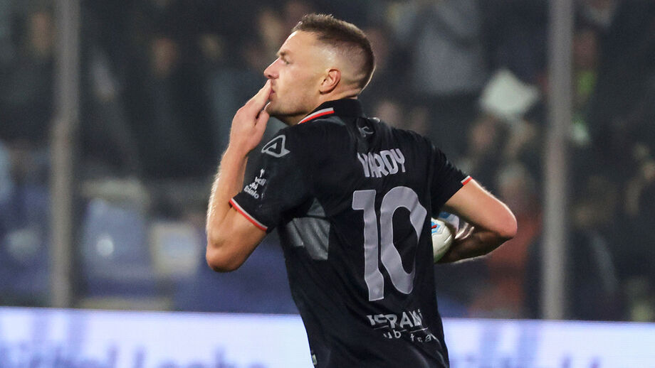 Yardy celebra golo pelo Cremonese contra o Bolonha