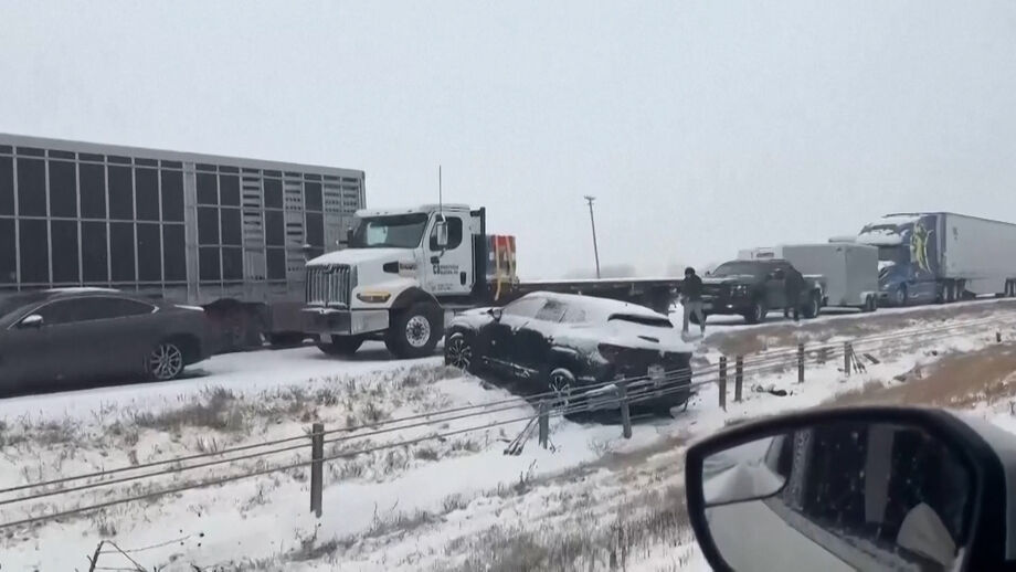 Longas filas de trânsito e veículos acidentados nas bermas