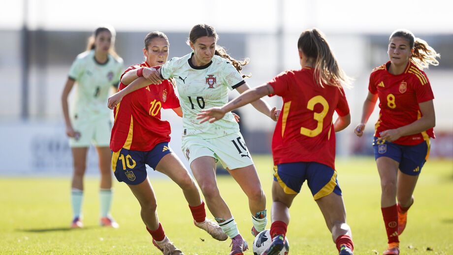 Espanha domina e vence Portugal por 2-0