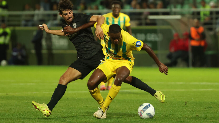 Yaya Sithole (à dir.) a disputar lance com Trincão