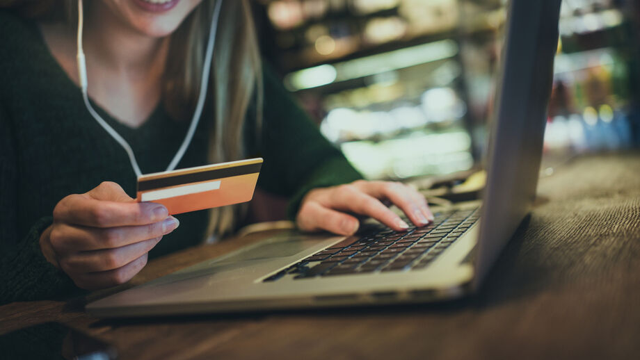 Compras online disparam: americanos gastam milhões entre a Black Friday e Cyber Monday