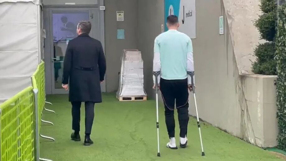 Gatti aparece de muletas e deixa Juventus preocupada 