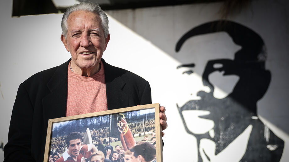 José Augusto mostra imagem em que é levado aos ombros e na qual está Jan Biermann