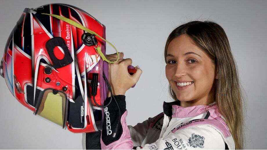 Francisca Queiroz posa com o seu capacete personalizado durante a entrevista a Record