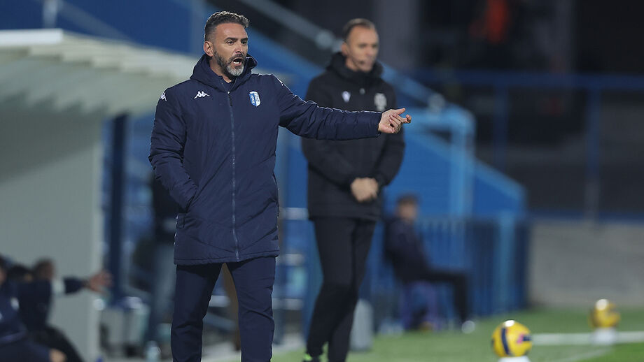 Ricardo Sousa procura soluções para a defesa do Vizela