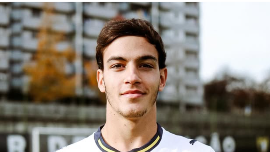 Lourenço Teixeira recebe prémio de Jogador do Mês de outubro