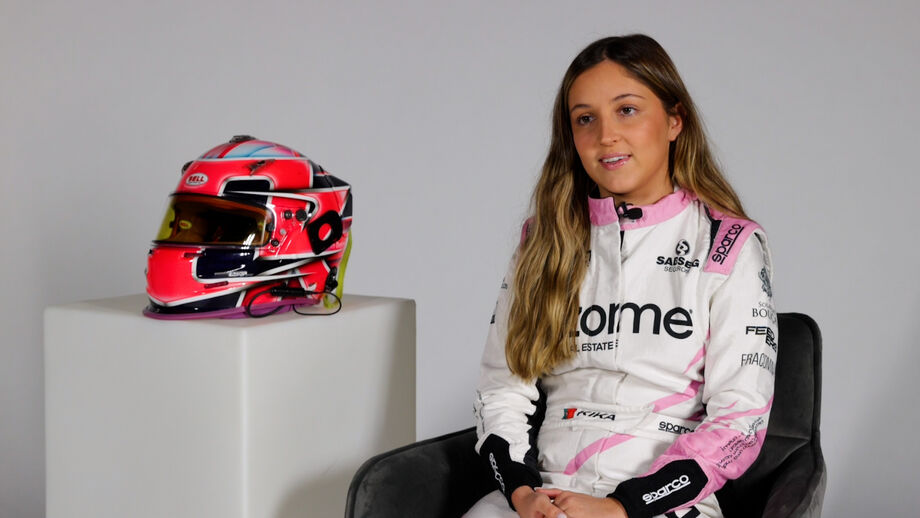 Em entrevista a Record, a jovem piloto da Porsche confessa que, entretanto, a mãe já se 'converteu' ao automobilismo