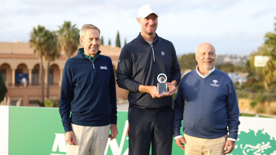 Chris Wood, o campeão, com o troféu, com Keith Waters (do Mena Tour) e Parreira Afonso (da Rolear)
