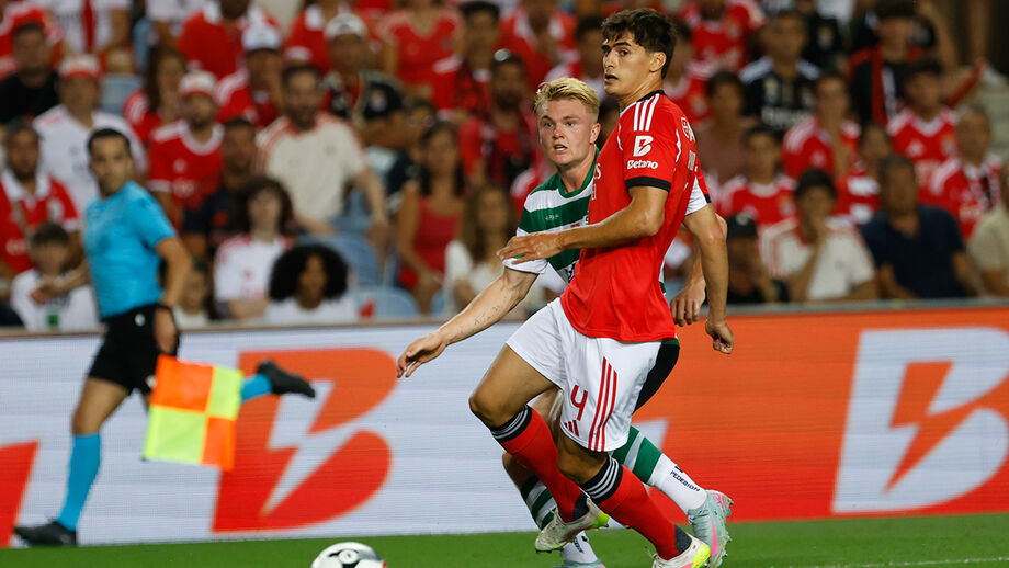 António Silva no dérbi da Supertaça, aqui com Conrad Harder