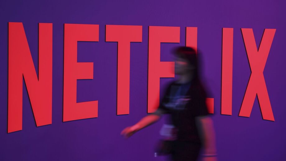 Logótipo da Netflix com pessoa desfocada em frente