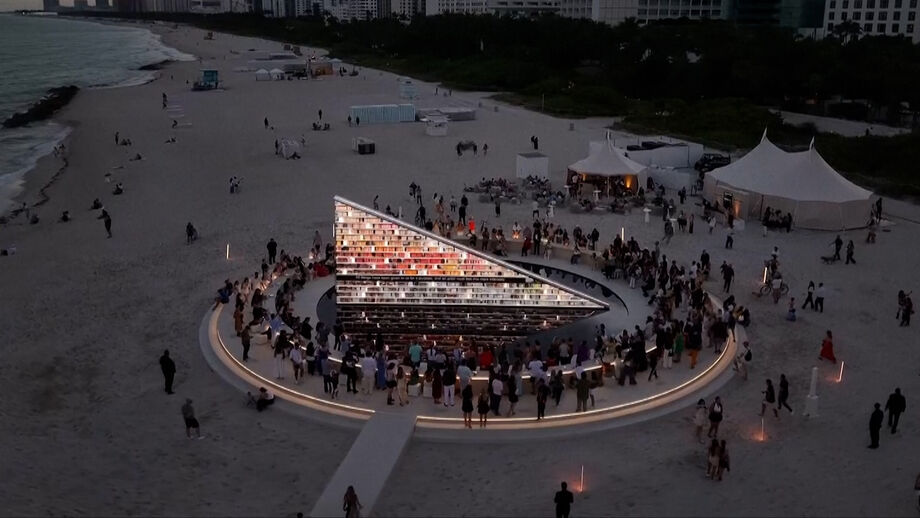 Erguida numa praia de Miami, nos EUA, foi projetada pela artista britânica Es Devlin