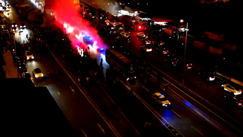 Centenas de adeptos na Avenida Lusíada 'receberam' comitiva encarnada