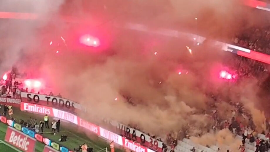 Claque do Benfica deflagrou várias tochas