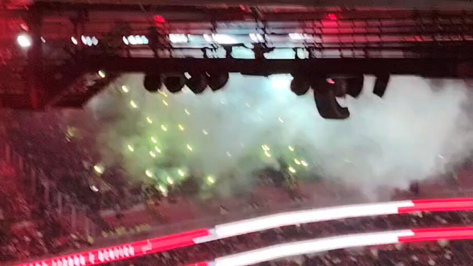 Tochas e petardos no topo norte