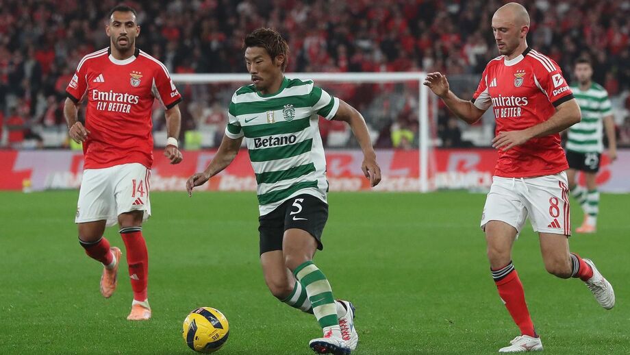 Os jogadores em ação durante o duelo na Luz entre Benfica e Sporting