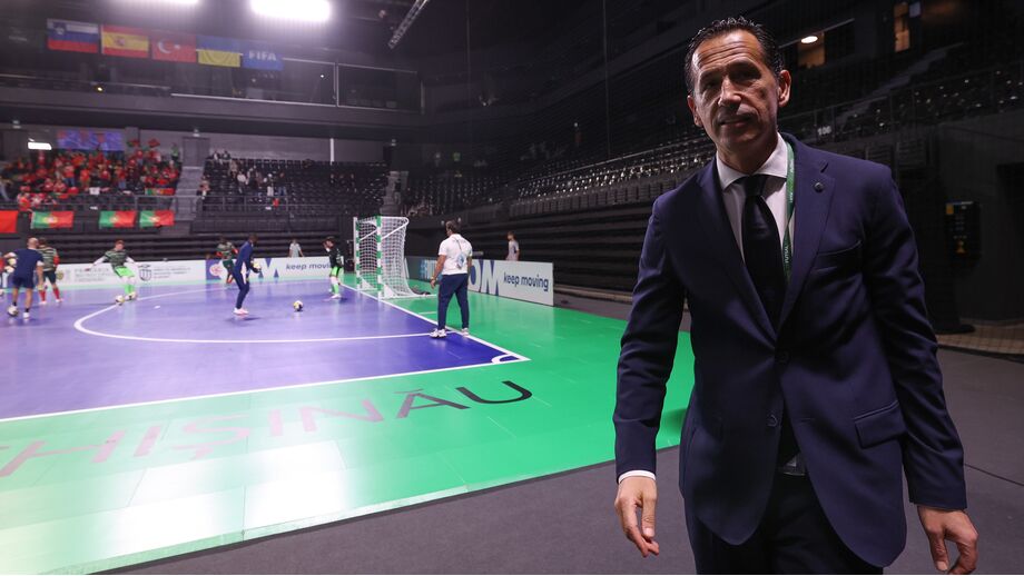 Pedro Proença apoia a seleção feminina de futsal nas Filipinas