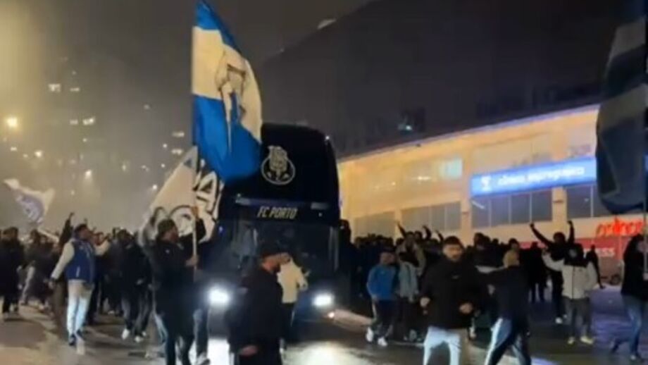 Festa da claque na partida do autocarro