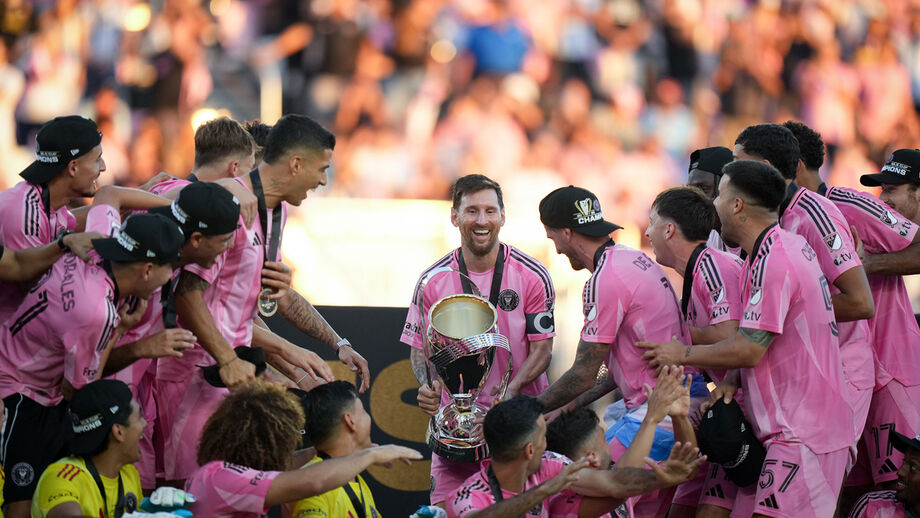 Lionel Messi celebra com os companheiros do Inter Miami a conquista da MLS