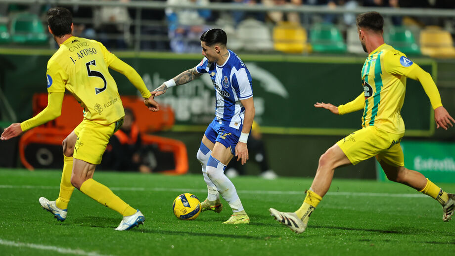Borja Sainz rodeado por dois jogadores do Tondela