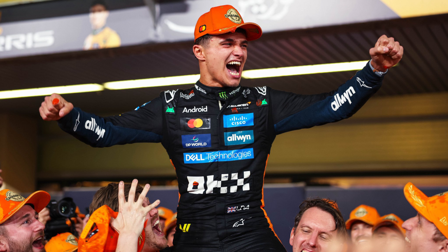 Lando Norris festeja com a equipa a conquista do Mundial de pilotos de F1