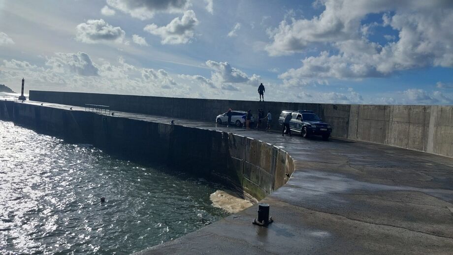 Cinco pessoas arrastadas por onda que galgou a muralha do cais do Paul do Mar na Madeira