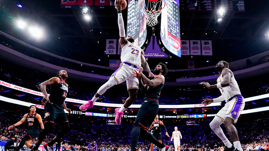 LeBron James joga basquetebol pelos Lakers contra os 76ers em Filadélfia