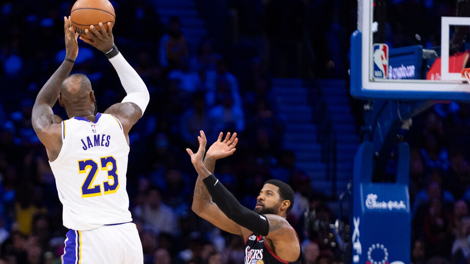 LeBron James joga basquetebol contra os Philadelphia Sixers
