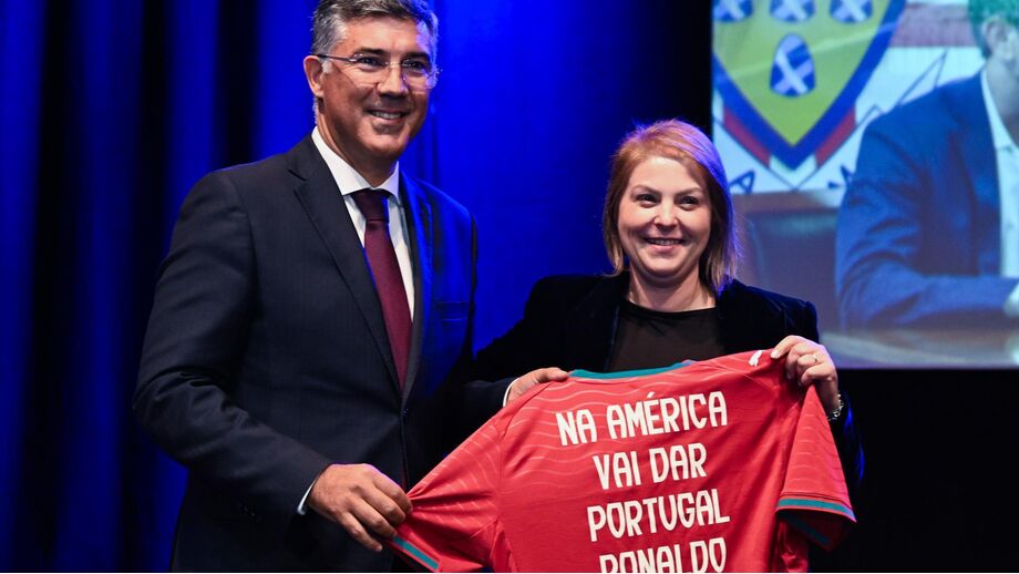 Presidente da AF Madeira, Rui Coelho, entregou camisola personalizada a Helena Pires