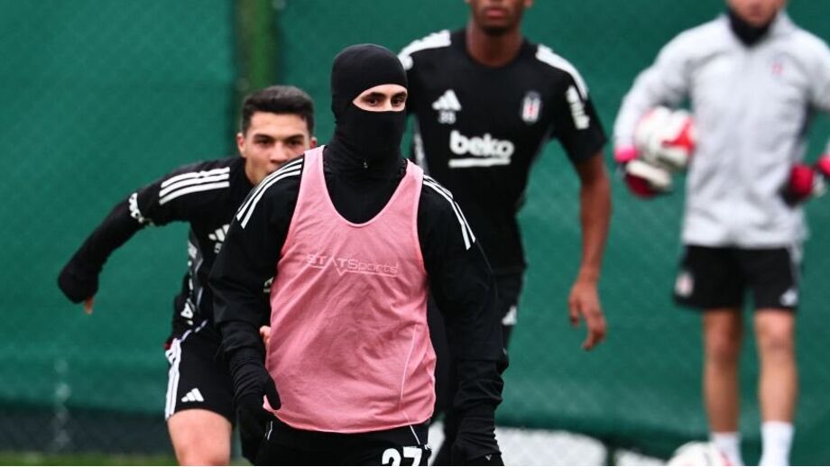 Rafa Silva treina no Besiktas protegido do frio