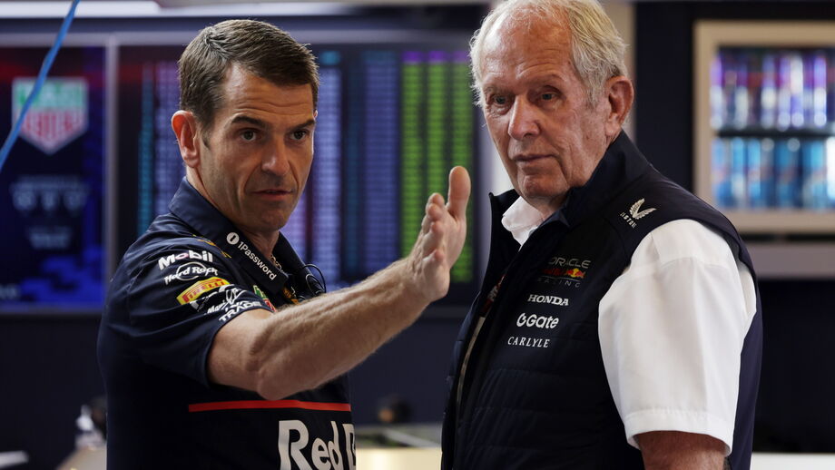 Marko e outro membro da equipa Red Bull Racing em conversa