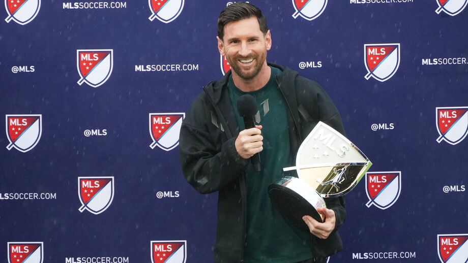 Lionel Messi recebe o troféu de MVP da MLS