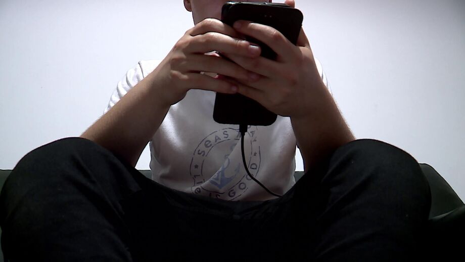 Jovem xxx telemóvel xxx