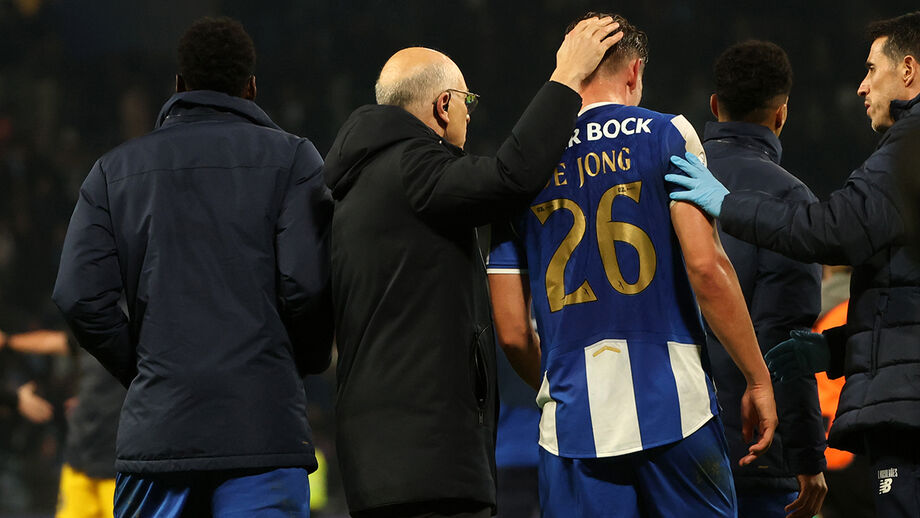 De Jong operado ao joelho esquerdo, mas recusa fim da carreira