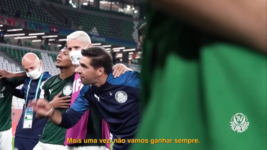 Palmeiras anunciou que treinador português assinou por mais dois anos