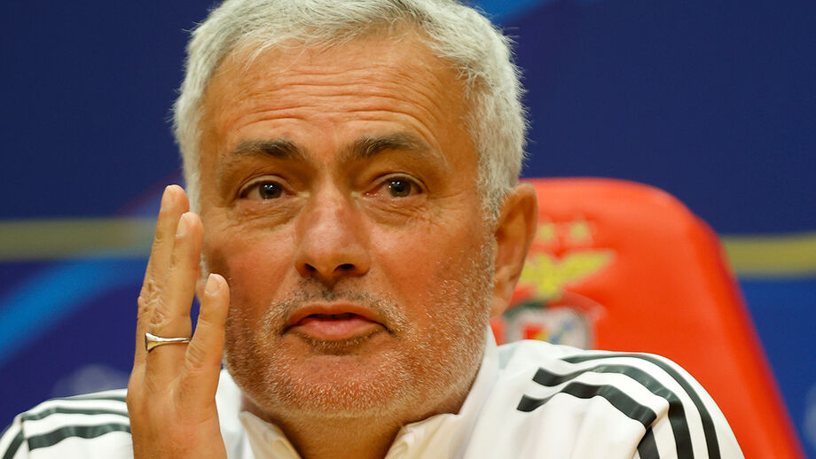 Mourinho justifica escolhas táticas para o jogo, mencionando Ivanovic e Tomás Araújo.
