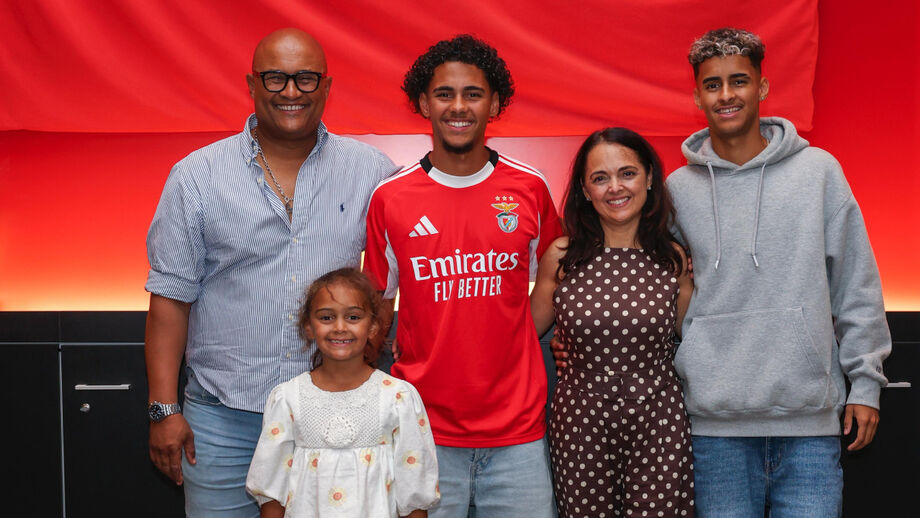 Duarte Soares com os pais e os irmãos após a renovação com o Benfica 